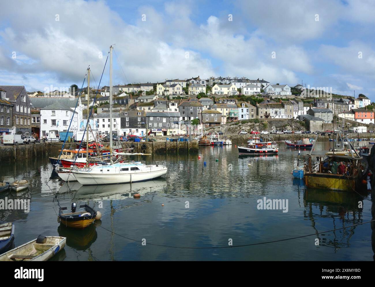 Une photographie du port de Mevagissey montrant une bonne sélection de bateaux une structure portuaire Banque D'Images