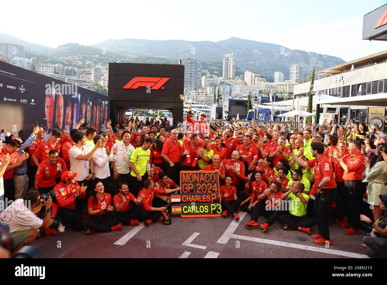 Monaco, Principauté de Monaco. 26 mai 2024. La Scuderia Ferrari célèbre la victoire de Charles Leclerc (mon) - Scuderia Ferrari - Ferrari SF-24 - Ferrari lors du Grand Prix de Monaco de formule 1 2024 à Monte Carlo (MC), mai 23-26 2024 crédit : Agence photo indépendante/Alamy Live News Banque D'Images