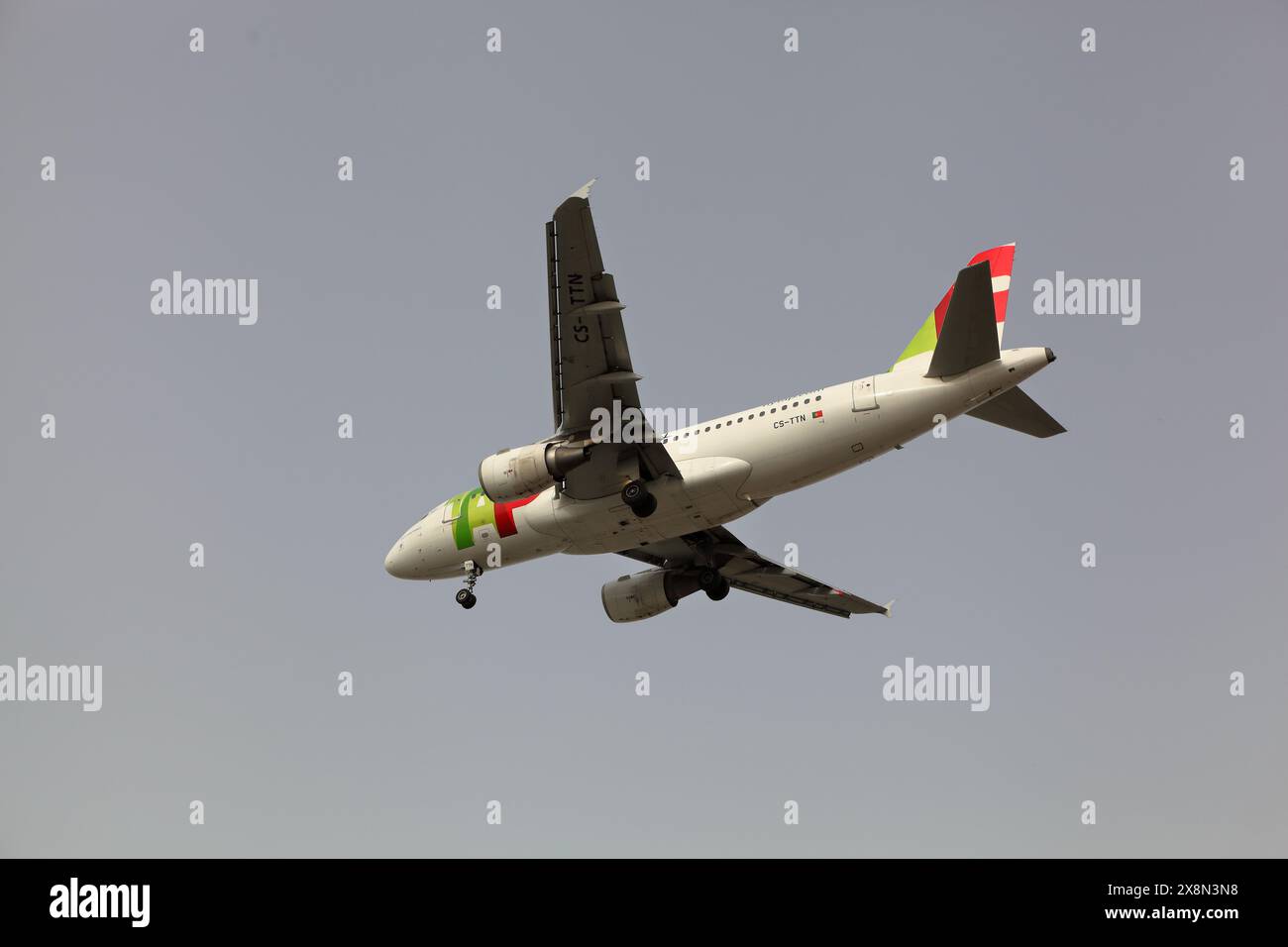 Porto, Portugal - 22 mars 2024 : Airbus 319-111 CS-TTN TAP atterrit à OPO, aéroport Francisco Sá Carneiro, Porto Banque D'Images