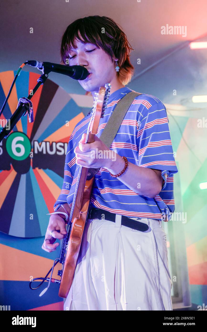 Jubilee Square, Brighton, ville de Brighton et Hove, East Sussex. Helsinki Lambda Club se produisant à Jubilee Square, Brighton dans le cadre du festival de musique Great Escape 2024. David Smith/Alamy News Banque D'Images