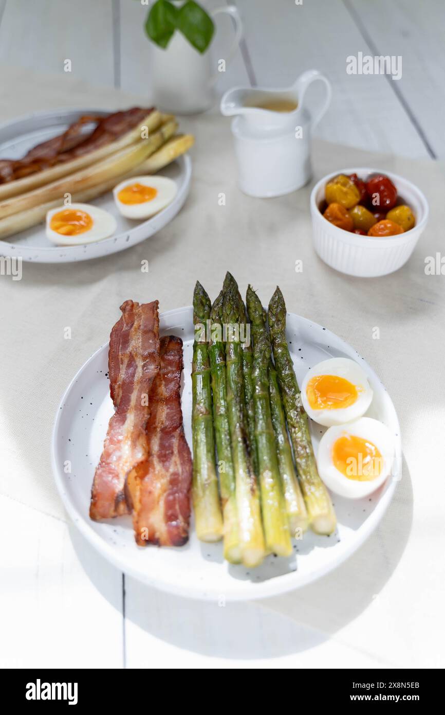 Asperges vertes et blanches servies avec œufs durs, bacon. Les asperges représentant les fibres alimentaires sont très populaires en Allemagne pendant Spargelzeit Banque D'Images