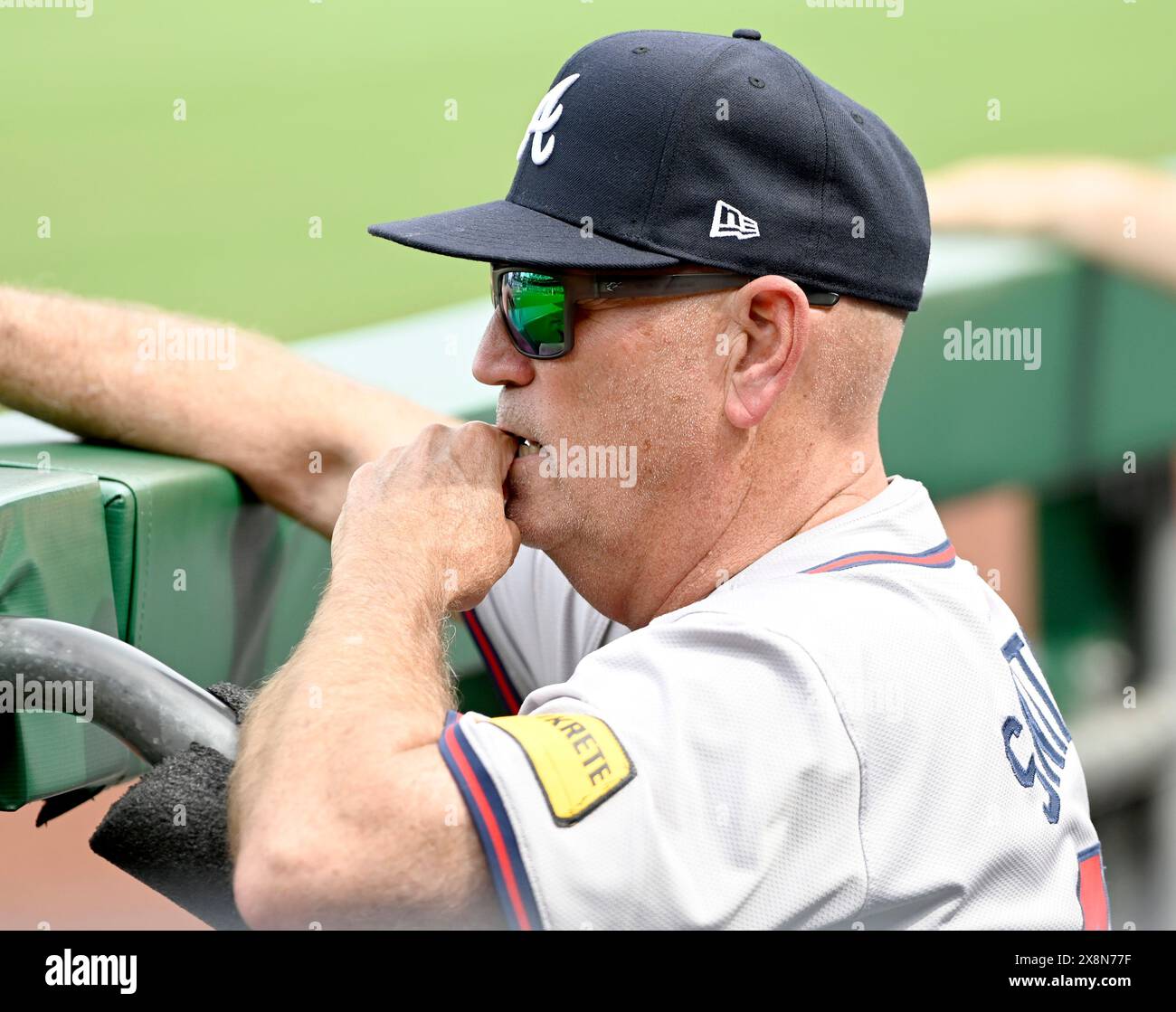 Pittsburgh, États-Unis. 26 mai 2024. Brian Snitker (43 ans), entraîneur des Braves d'Atlanta, regarde depuis la dugout lors de la victoire des Braves 8-1 contre les Pirates de Pittsburgh au PNC Park le dimanche 26 mai 2024 à Pittsburgh. Photo par Archie Carpenter/UPI crédit : UPI/Alamy Live News Banque D'Images