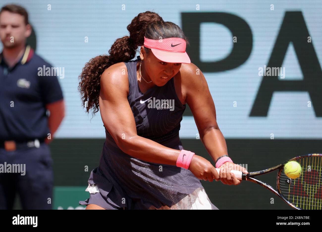 Paris, France. 26 mai 2024. Naomi Osaka, du Japon, joue contre Lucia Bronzetti, d'Italie, lors de leur match de la première ronde de l'Open de France de Tennis à Roland Garros, à Paris, le dimanche 26 mai 2024. Osaka a gagné 6-1, 4-6, 7-5. Photo de Maya Vidon-White/UPI crédit : UPI/Alamy Live News Banque D'Images