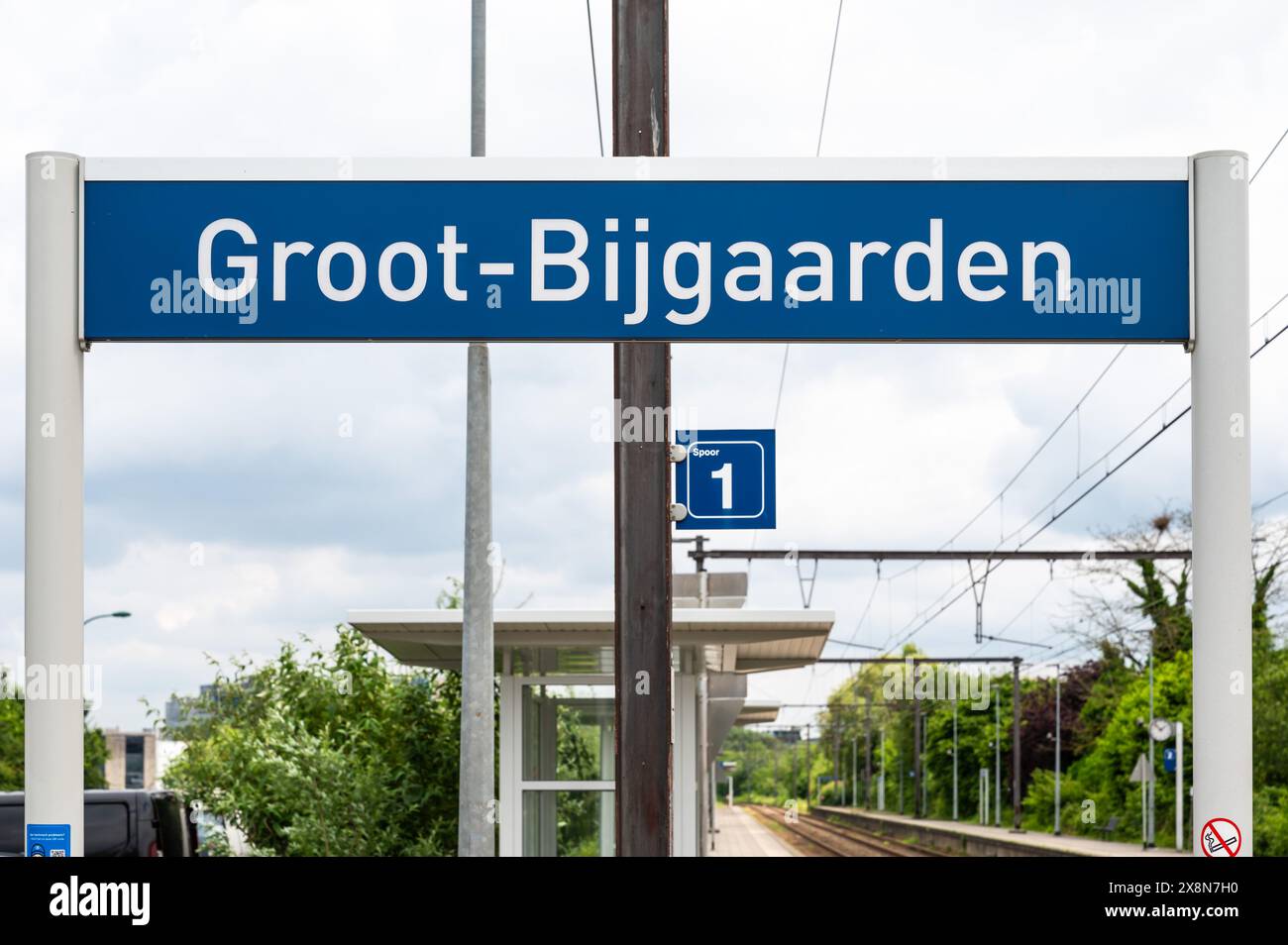 Groot-Bijgaarden, Brabant flamand, Belgique, 23 mai 2024 - panneau bleu de la gare locale Banque D'Images