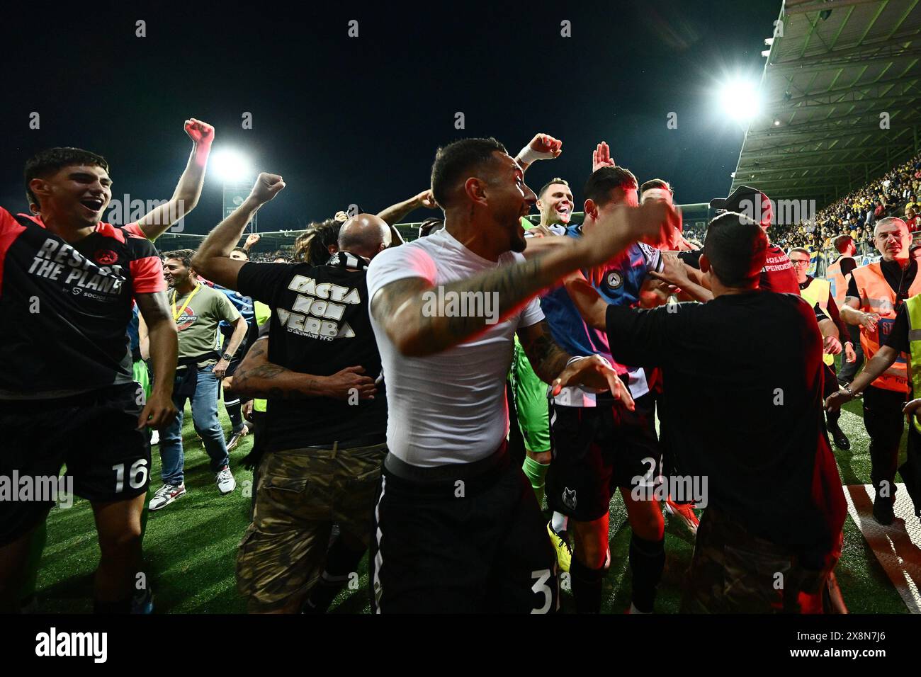 Frosinone, Italie. 26 mai 2024. Les joueurs d'Udinese Calcio célèbrent le salut obtenu dans le match de Serie A entre Frosinone Calcio et Udinese Calcio au stade Benito Stirpe Frosinone Italie le 26 mai 2024./Alamy Live News Banque D'Images