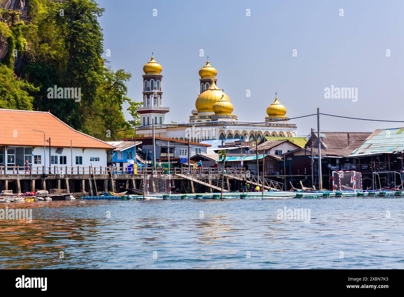 Le village de pêcheurs musulmans flottant de Koh Panyee' dans le paysage calcaire de la baie de Phang Nga, Thaïlande Banque D'Images