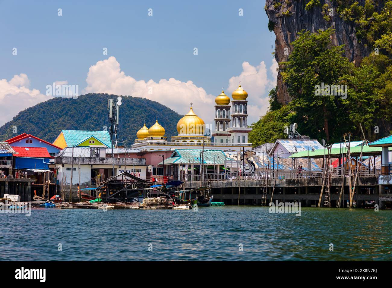 Le village de pêcheurs musulmans flottant de Koh Panyee' dans le paysage calcaire de la baie de Phang Nga, Thaïlande Banque D'Images