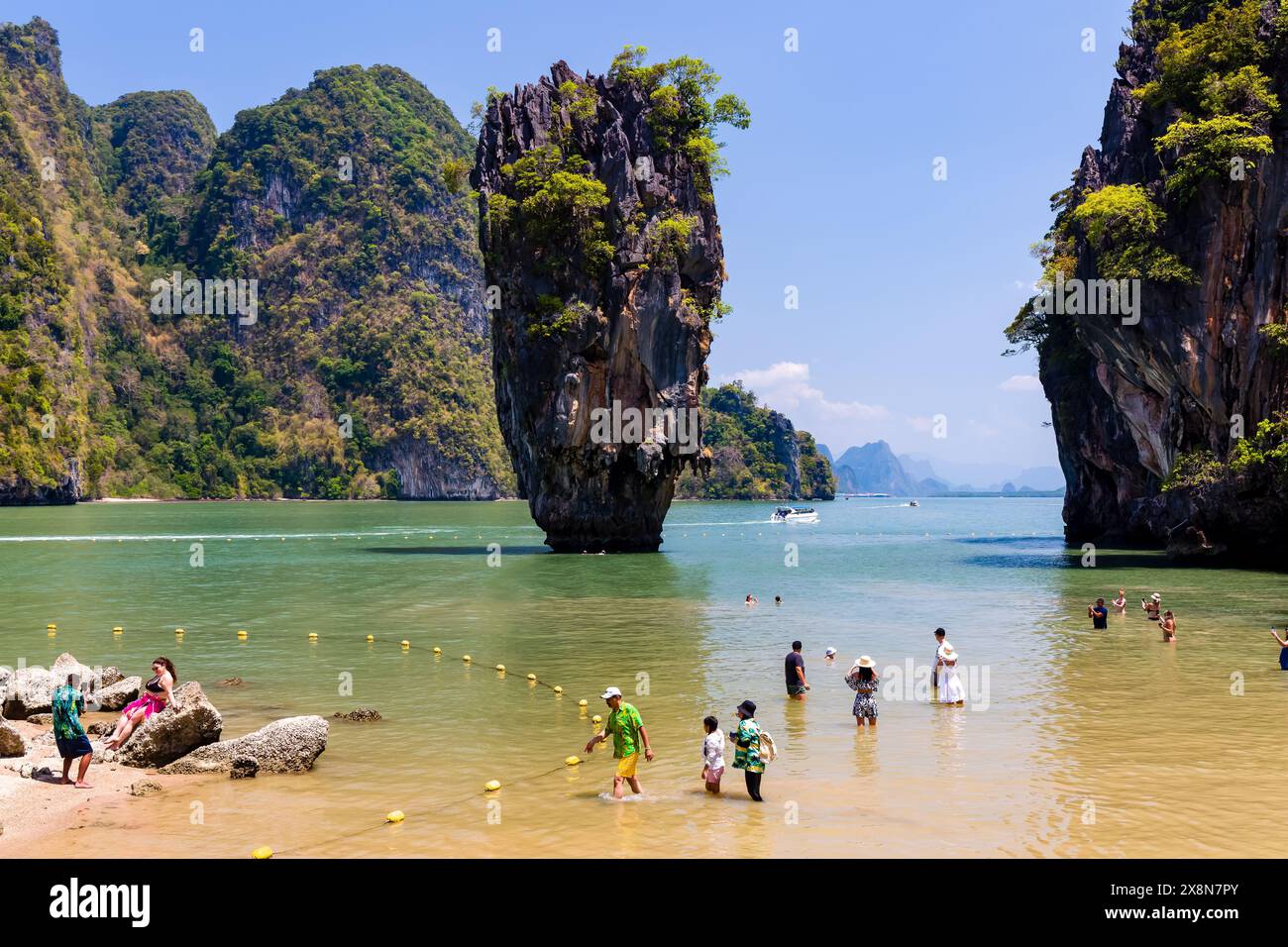 PHANG NGA, THAÏLANDE - MARS 31 2023 : touristes explorant la plage et la formation calcaire de Ko Tapu (île James Bond) dans la baie de Phang Nga Banque D'Images