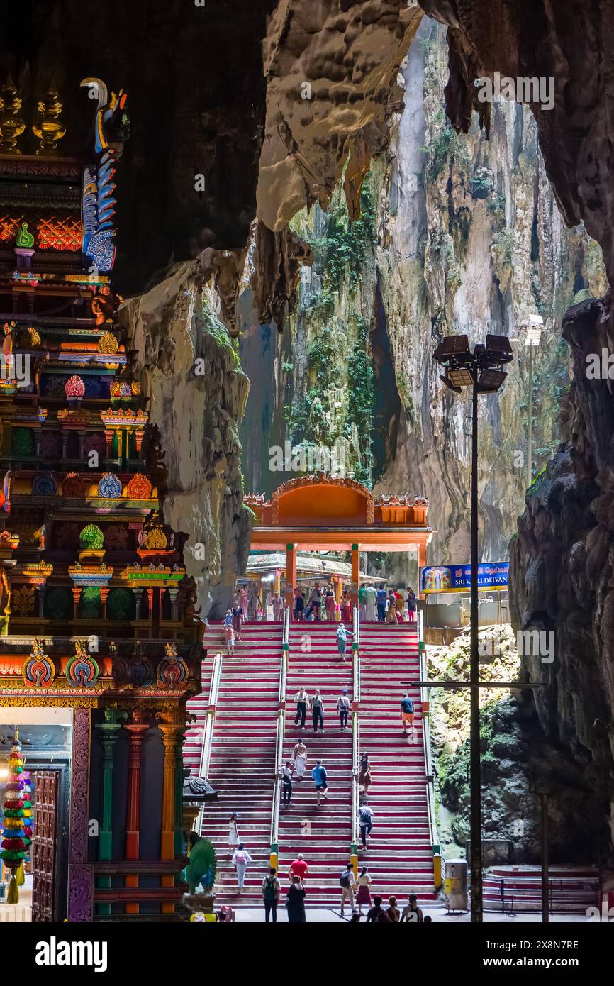 Touristes et fidèles hindous à l'intérieur de l'immense caverne dans le site religieux des grottes de Batu près de Kuala Lumpur Banque D'Images