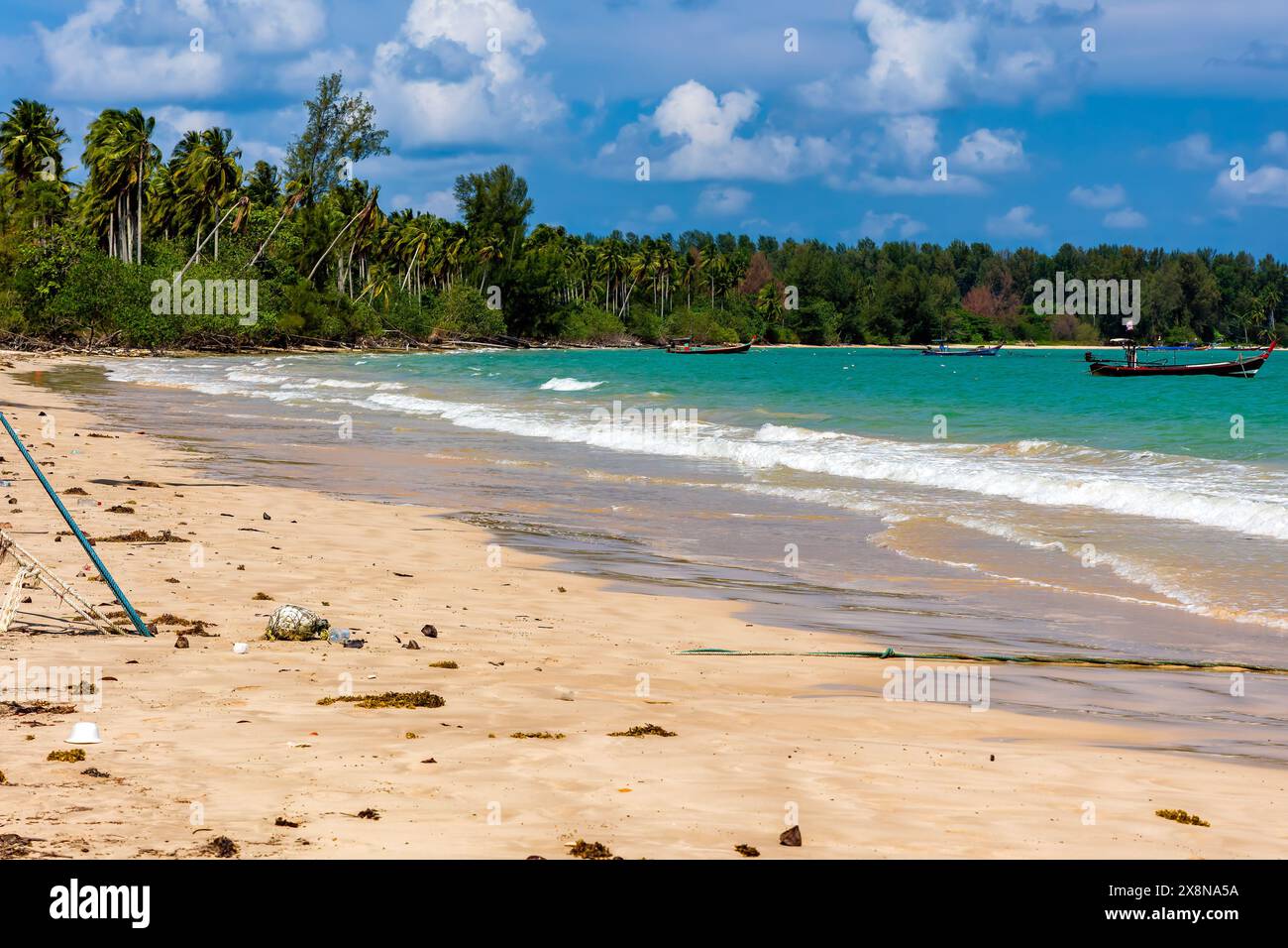 Bouteilles en plastique et autres pollutions échouées sur une plage tropicale par la marée en asie Banque D'Images