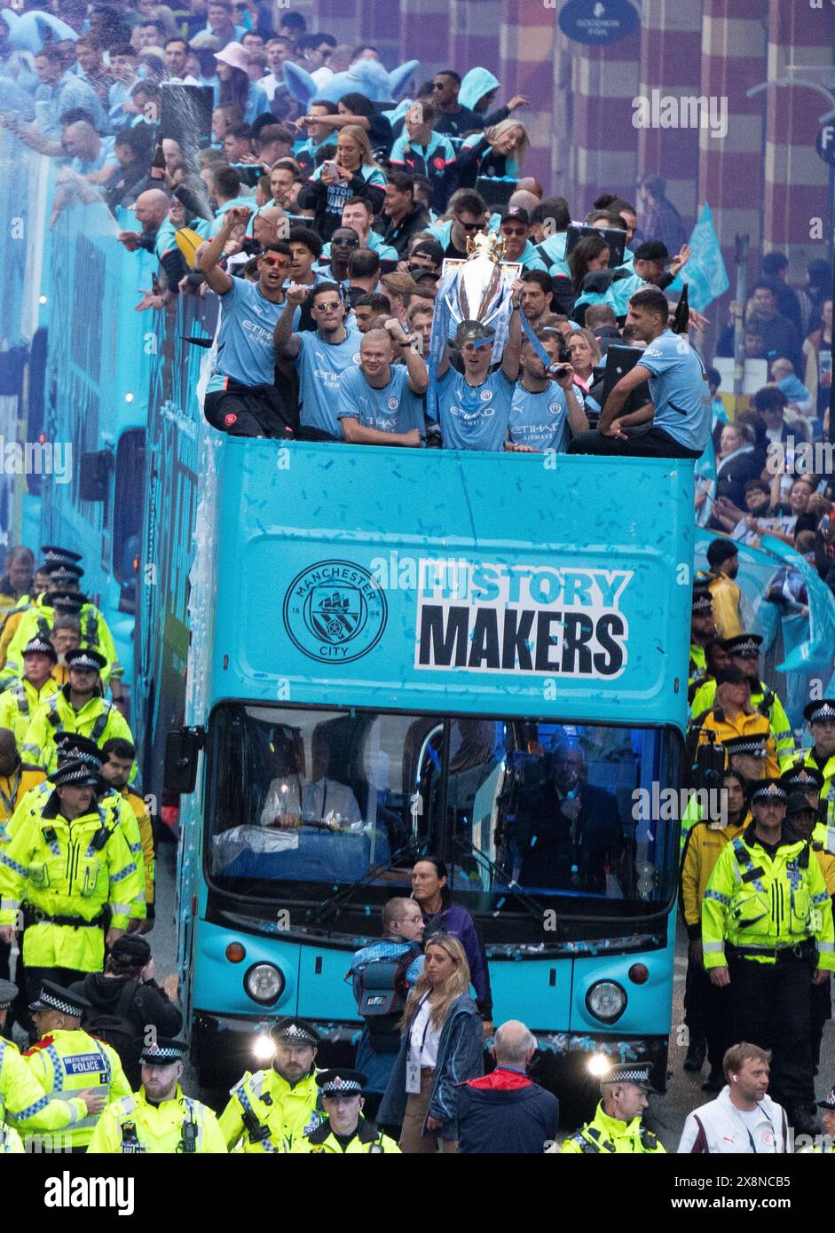 Manchester, Royaume-Uni. 26 mai 2024. Phil Foden avec le trophée Premiership à côté d'Erling Haaland dans le bus à toit ouvert. Le défilé de la victoire de Manchester City se déplace le long de Deansgate dans le centre-ville. Les fans ont suivi le parcours dans le centre-ville pour assister au défilé et célébrer le triomphe historique de leur club en premier League. Manchester City est devenue la première équipe de l'histoire du football anglais à remporter quatre titres consécutifs de championnat grâce à une victoire de 3-1 contre West Ham United dimanche dernier (19 mai). Manchester UK photo : Garyroberts/worldwidefeatures.com crédit : GaryRobertsphotography/Alamy Live News Banque D'Images