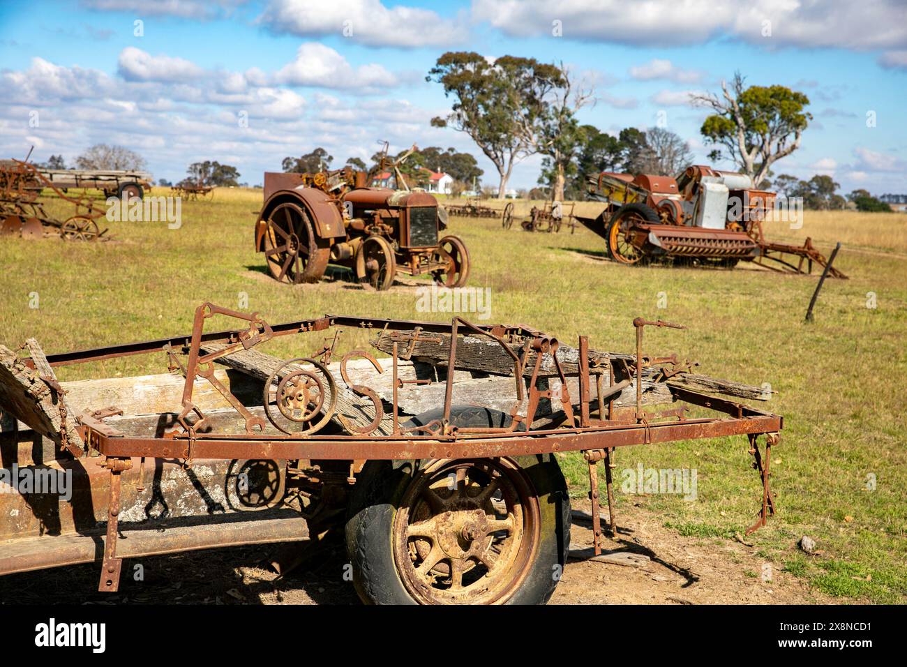 Rouille rouillée équipement agricole sur les terres agricoles près de Dangars gorge Armidale en Nouvelle-Galles du Sud, Australie Banque D'Images