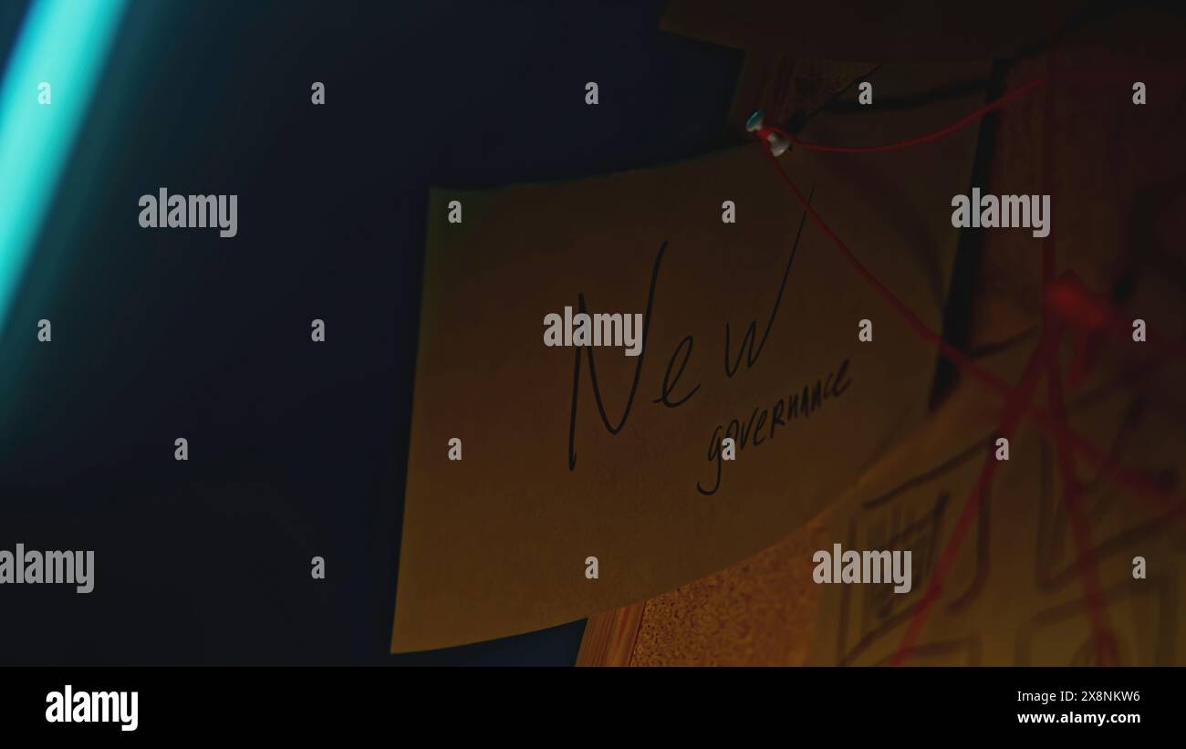 Notes mystérieuses à bord. Film de stock. Lanterne illumine la chambre de nuit avec des notes. Enquête mystique avec des notes et du fil rouge dans la chambre de nuit Banque D'Images