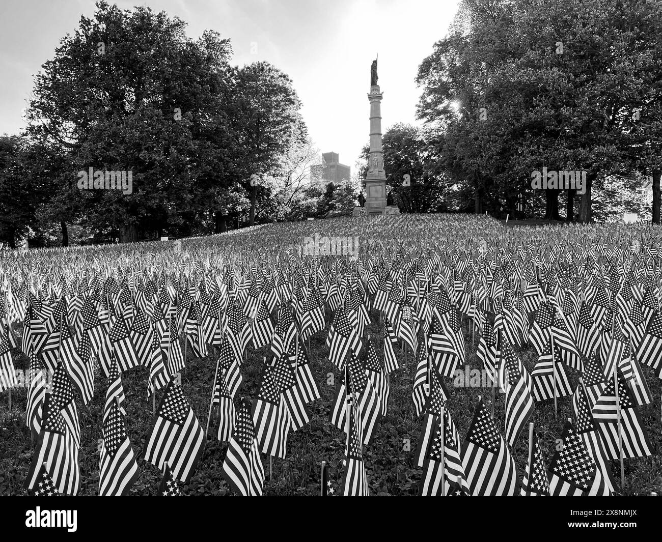 Boston, Massachusetts, États-Unis. 25 mai 2024. Plus de 37 000 U. Les drapeaux S sont plantés sur le Boston Common planté à la base du Soldiers and Sailors Monument dans le Boston Common. Chaque week-end du Memorial Day, ces drapeaux honorent le nombre de militaires du Massachusetts qui sont morts au service de leur pays depuis la guerre d'indépendance. Le monument a été érigé pour honorer ceux qui sont morts pendant la guerre de Sécession. (Crédit image : © Sue Dorfman/ZUMA Press Wire) USAGE ÉDITORIAL SEULEMENT! Non destiné à UN USAGE commercial ! Banque D'Images