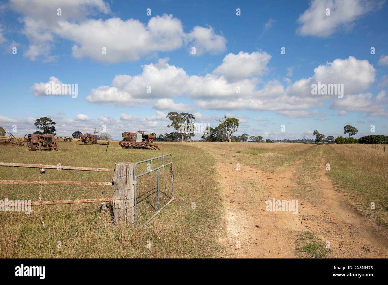 Rouille rouillée équipement agricole sur les terres agricoles près de Dangars gorge Armidale en Nouvelle-Galles du Sud, Australie Banque D'Images