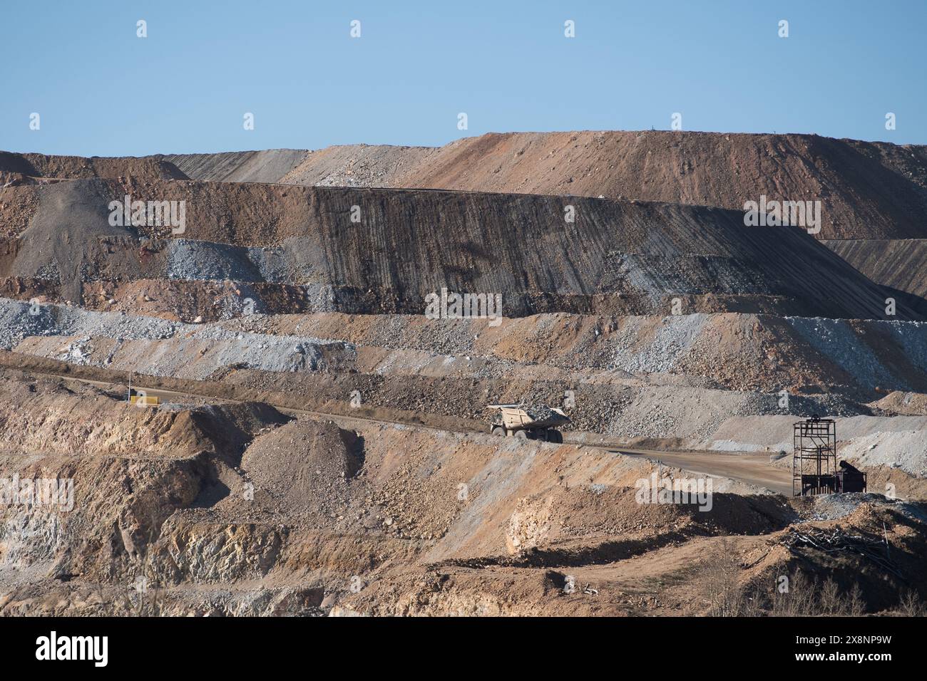 D'énormes camions de minerai transportent le minerai d'or de la mine à ciel ouvert jusqu'au traitement à Cripple Creek et à la mine d'or Victor, à Victor, Colorado. Banque D'Images