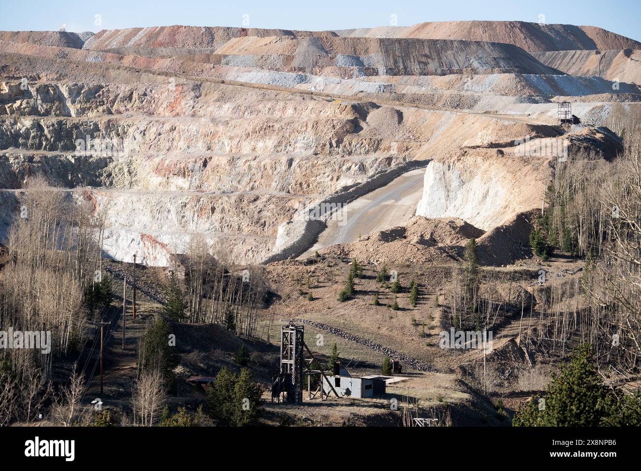 D'énormes camions de minerai transportent le minerai d'or de la mine à ciel ouvert jusqu'au traitement à Cripple Creek et à la mine d'or Victor, à Victor, Colorado. Banque D'Images