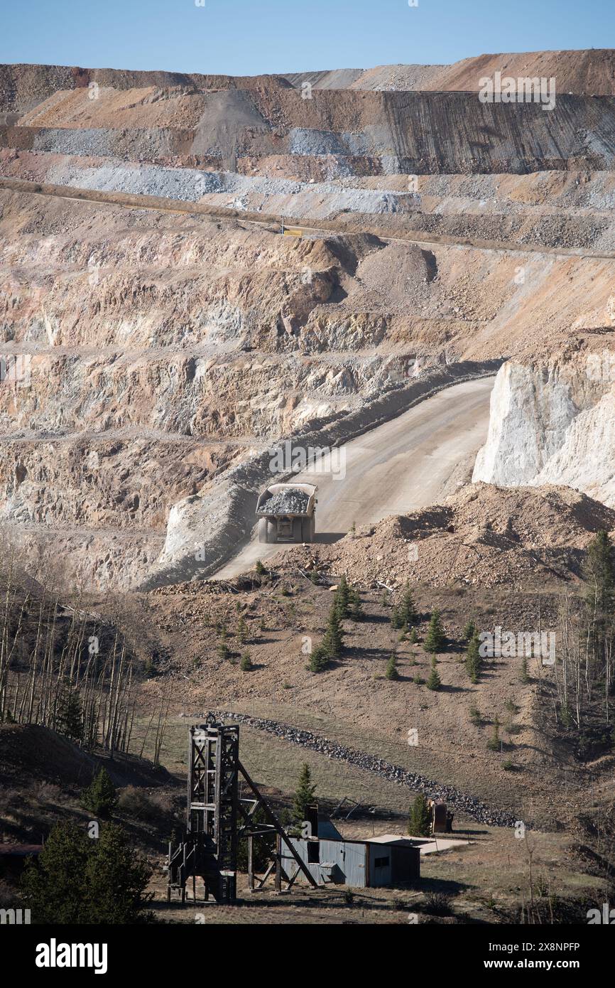 D'énormes camions de minerai transportent le minerai d'or de la mine à ciel ouvert jusqu'au traitement à Cripple Creek et à la mine d'or Victor, à Victor, Colorado. Banque D'Images