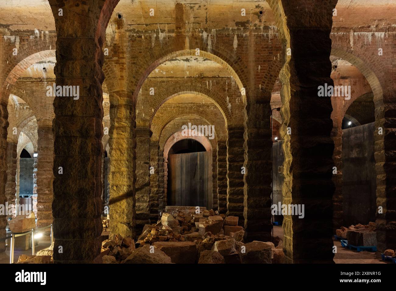 Ex-Sham Shui po Service Reservoir (ex-SSPSR) Hong Kong, site d'aqueduc du patrimoine historique, avec des voûtes en pierre et des arches en béton Banque D'Images