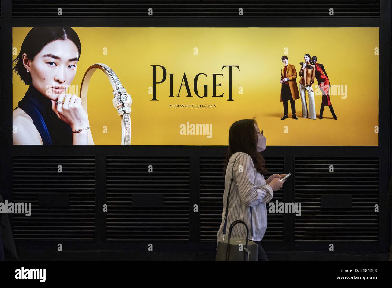 Hong Kong, Chine. 3 mai 2024. Un piéton passe devant une bannière de rue illuminée devant le magasin Piaget, horloger et bijoux de luxe suisse, à Hong Kong. (Crédit image : © Sebastian Ng/SOPA images via ZUMA Press Wire) USAGE ÉDITORIAL SEULEMENT! Non destiné à UN USAGE commercial ! Banque D'Images