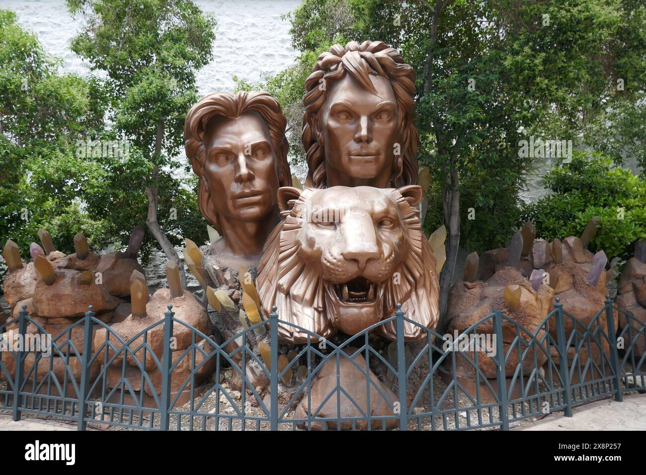 Las Vegas, Nevada, USA 15 mai 2024 Siegfried et Roy Plaza and Statue au Mirage Hotel & Casino au 3400 S. Las Vegas Blvd le 15 mai 2024 à Las Vegas, Nevada, USA. L'hôtel Mirage a annoncé le 17 mai qu'il fermerait définitivement le 17 juillet 2024. L'hôtel sera démoli et le Hard Rock Hotel sera construit et ouvrira ses portes en 2027. Siegfried & Roy ont eu leur spectacle avec les Lions et les Tigers pendant des années au Mirage. Actuellement Cirque du Soleil le spectacle d'amour des Beatles est à l'hôtel et le magicien Shin Lim. Photo de Barry King/Alamy Stock photo Banque D'Images