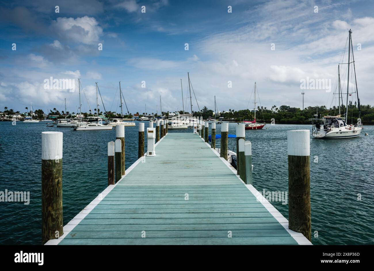 Quai de bateau menant à la marina dans les îles Abaco. Banque D'Images