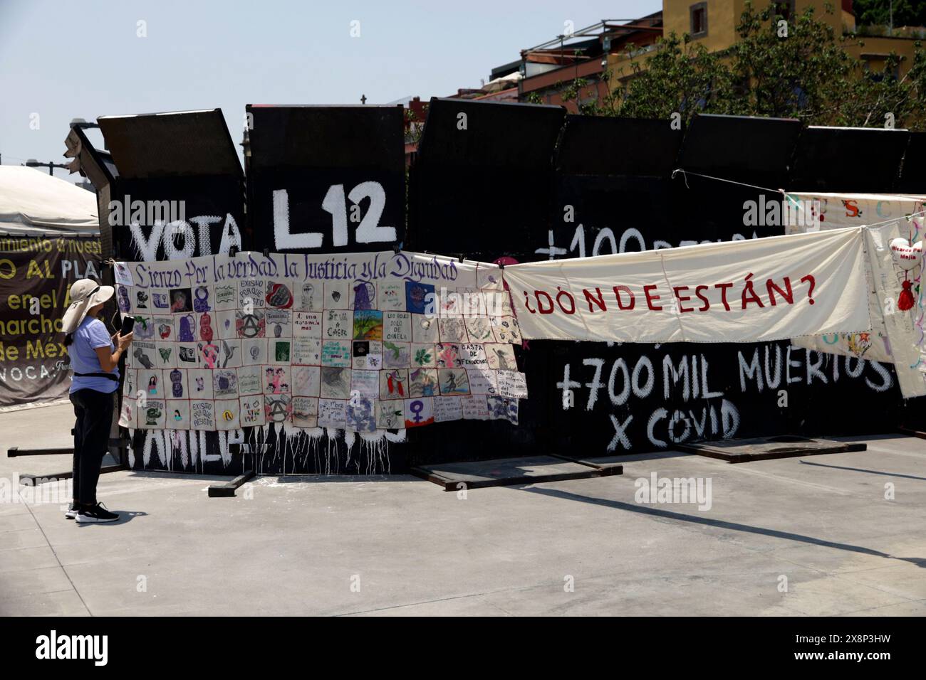 Une femme regarde l'exposition des noms des personnes disparues brodés sur du tissu, dans le cadre de la manifestation pour les parents disparus au Mexique appelée "broderie à tous" devant le Palais National sur la place principale. (Crédit image : © Luis Barron/eyepix via ZUMA Press Wire) USAGE ÉDITORIAL SEULEMENT! Non destiné à UN USAGE commercial ! Banque D'Images
