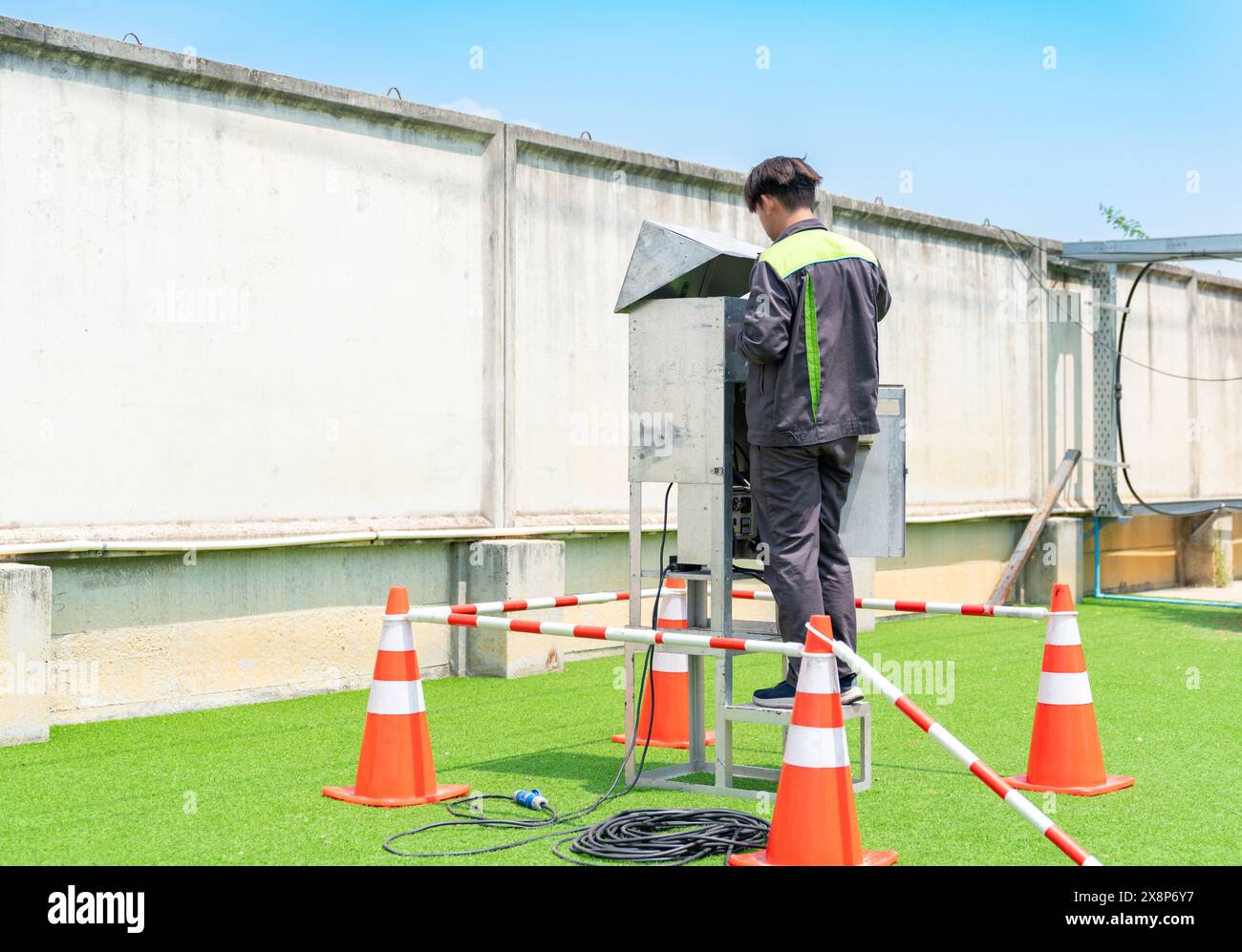 Le technicien installe le filtre et le tube d'échantillonnage pour la mesure de l'air ambiant lors d'un contrôle annuel. Banque D'Images