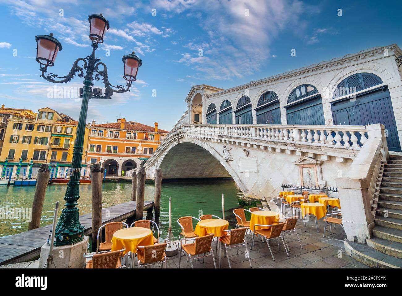 Vue panoramique sur le célèbre canal Grande avec le célèbre pont du Rialto au coucher du soleil à Venise Banque D'Images