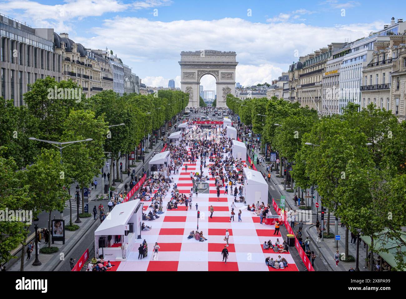 FRANCE. PARIS (75) 8 EME ARRONDISSEMENT. AVENUE DES CHAMPS-ELYSÉES (DIMANCHE 26 MAI 2024). A L'INITIATIVE DU COMITÉ DES CHAMPS-ELYSÉES, PRÈS DE 4,0 Banque D'Images