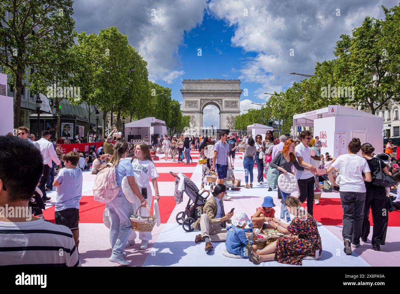 FRANCE. PARIS (75) 8 EME ARRONDISSEMENT. AVENUE DES CHAMPS-ELYSÉES (DIMANCHE 26 MAI 2024). A L'INITIATIVE DU COMITÉ DES CHAMPS-ELYSÉES, PRÈS DE 4,0 Banque D'Images