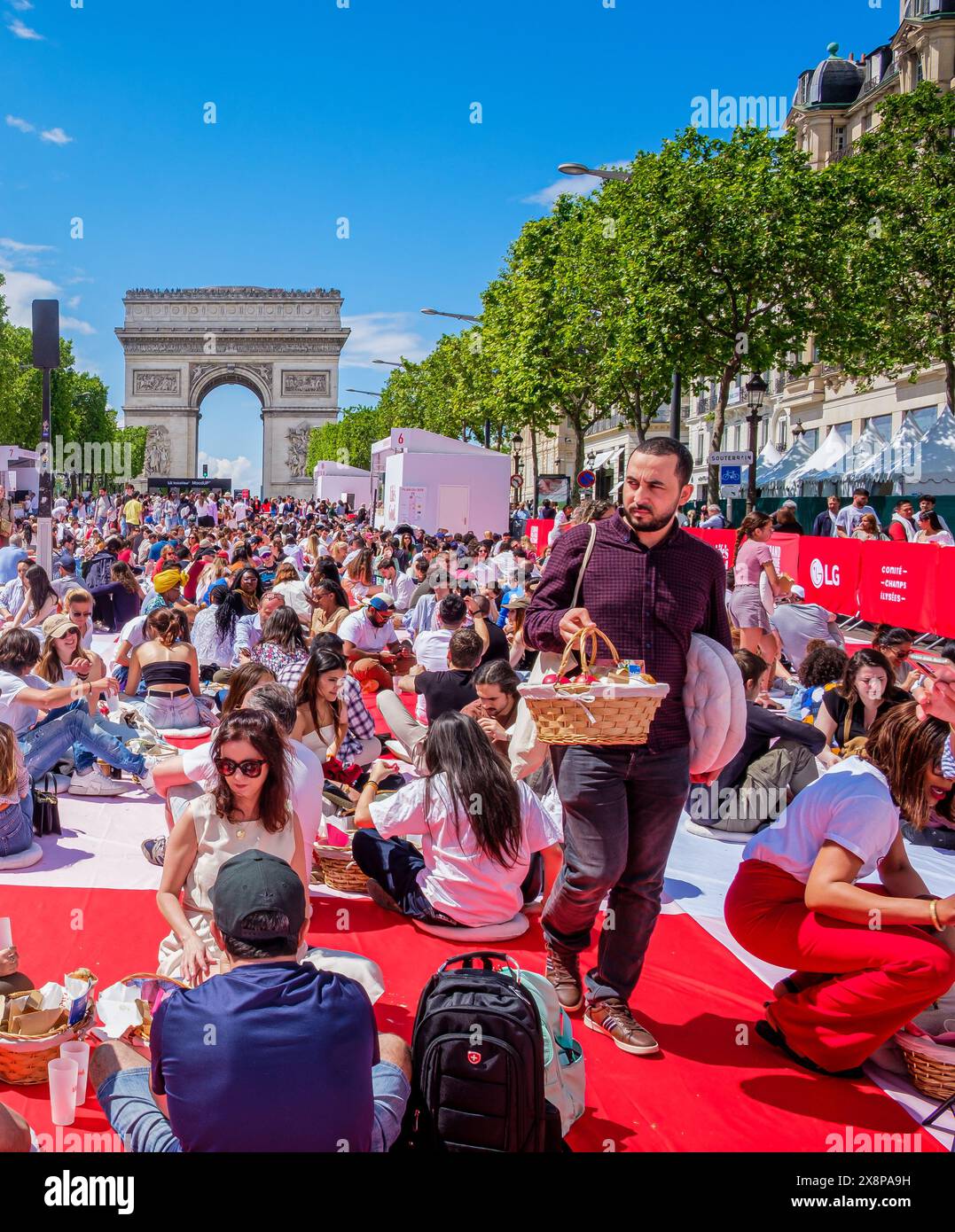 FRANCE. PARIS (75) 8 EME ARRONDISSEMENT. AVENUE DES CHAMPS-ELYSÉES (DIMANCHE 26 MAI 2024). A L'INITIATIVE DU COMITÉ DES CHAMPS-ELYSÉES, PRÈS DE 4,0 Banque D'Images