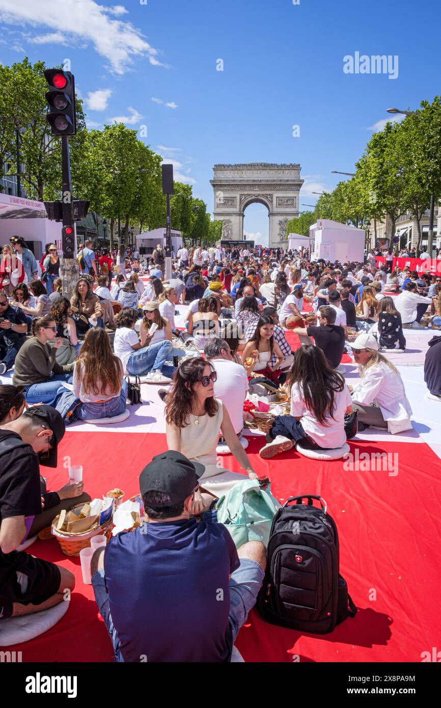 FRANCE. PARIS (75) 8 EME ARRONDISSEMENT. AVENUE DES CHAMPS-ELYSÉES (DIMANCHE 26 MAI 2024). A L'INITIATIVE DU COMITÉ DES CHAMPS-ELYSÉES, PRÈS DE 4,0 Banque D'Images