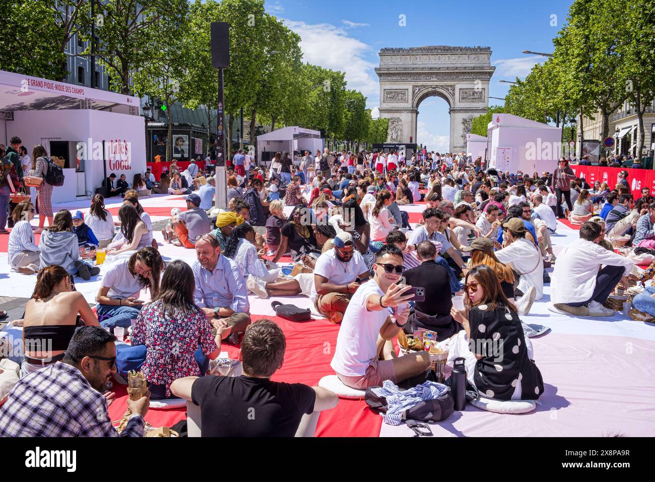 FRANCE. PARIS (75) 8 EME ARRONDISSEMENT. AVENUE DES CHAMPS-ELYSÉES (DIMANCHE 26 MAI 2024). A L'INITIATIVE DU COMITÉ DES CHAMPS-ELYSÉES, PRÈS DE 4,0 Banque D'Images