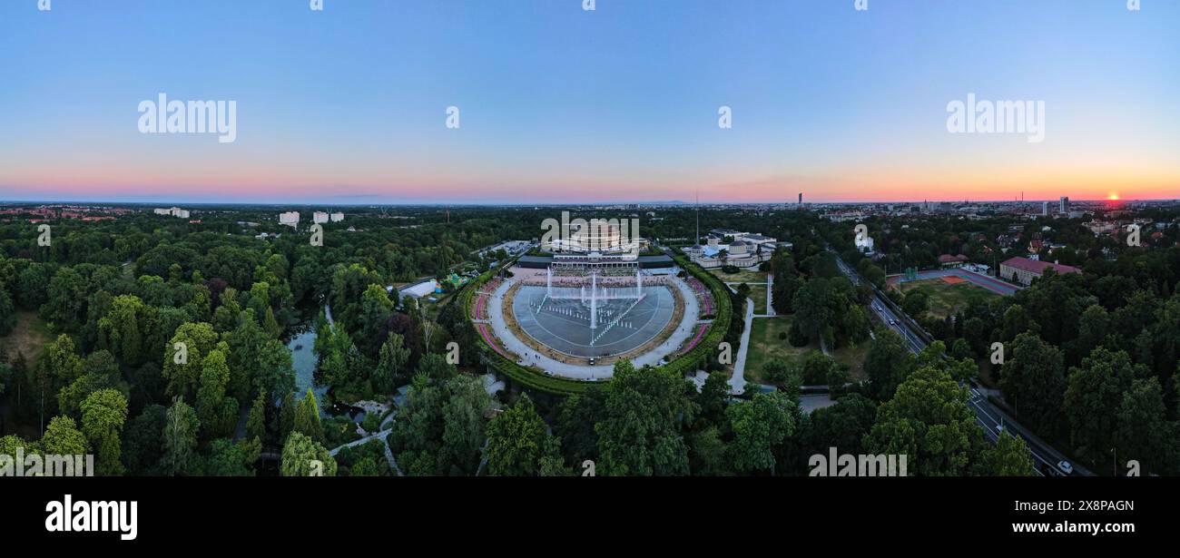 Centennial Hall à Wroclaw, Pologne. Vue aérienne des personnes se reposant près de la fontaine multimédia à Hala Stulecia Banque D'Images