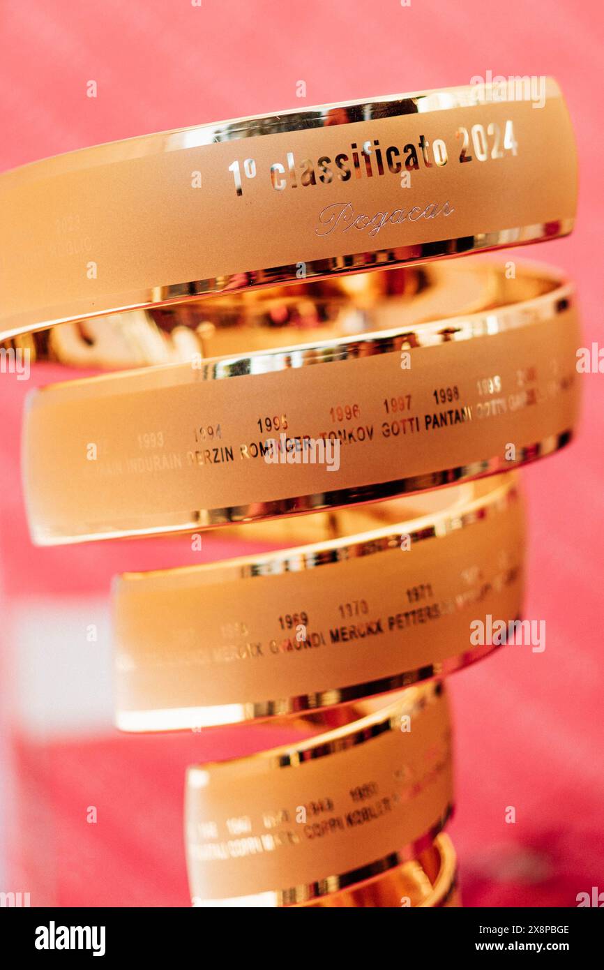 Rome, Italie. 26 mai 2024. Photo par Zac Williams/SWpix.com - 26/05/2024 - cyclisme - 2024 Giro d'Italia, étape 21 - Rome - Rome - Italie - Tadej Pogacar, Émirats arabes Unis, remporte le Giro d'Italia 2024. Le trophée le Trofeo Sensa fini crédit : SWpix/Alamy Live News crédit : SWpix/Alamy Live News Banque D'Images