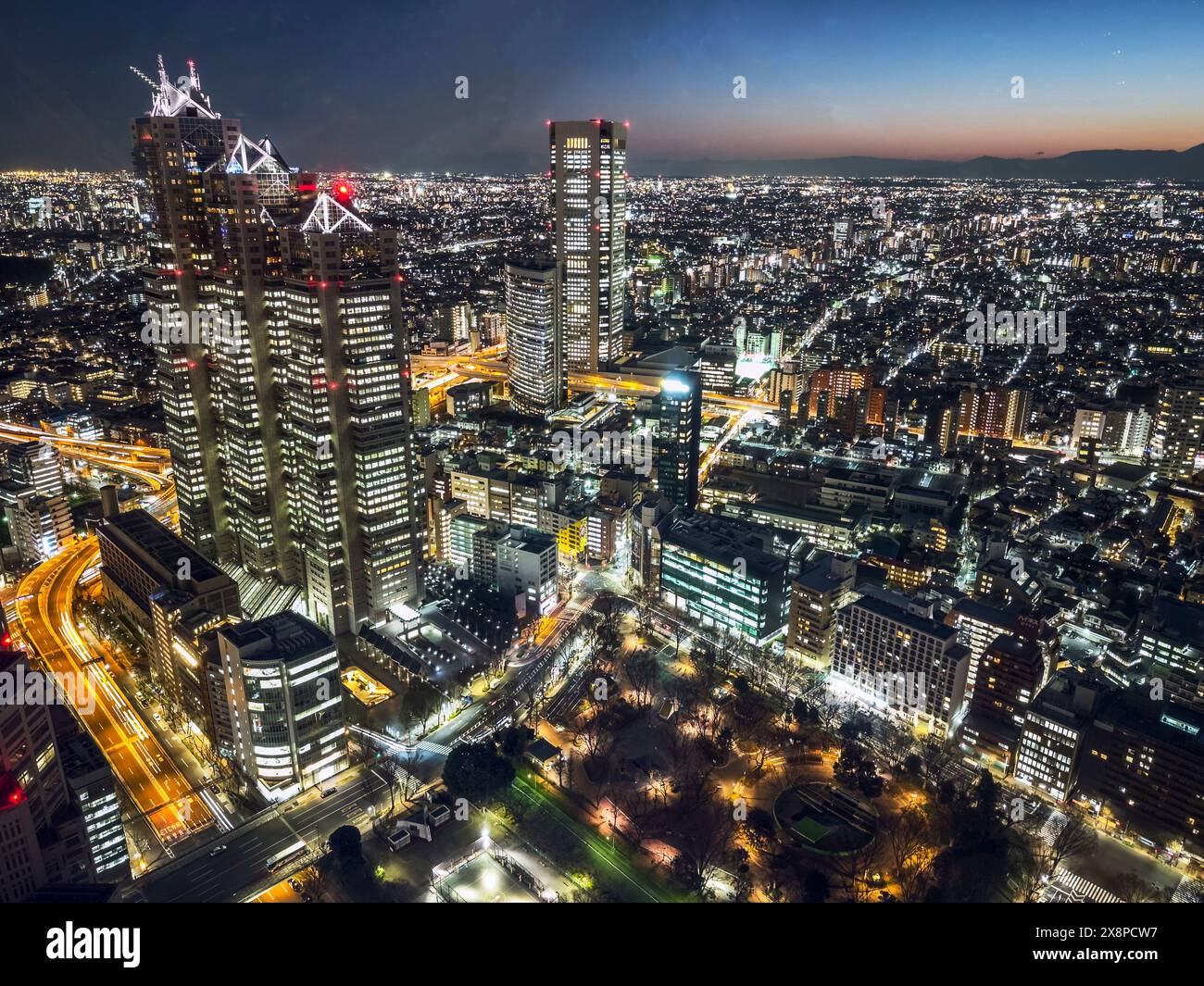 Vue surélevée de Tokyo, Japon à Nishi Shinjuku. Banque D'Images