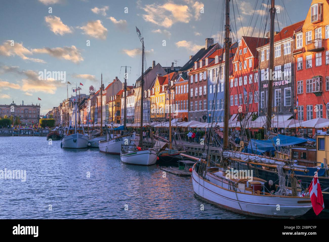 Découvrez l'atmosphère enchanteresse du canal Nyhavn de Copenhague avec cette image qui capture le front de mer historique et ses maisons de ville colorées Banque D'Images