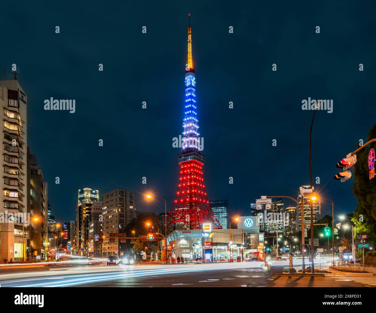 Découvrez le charme vibrant de Tokyo avec cette image saisissante de la tour de Tokyo illuminée dans le ciel nocturne. Banque D'Images