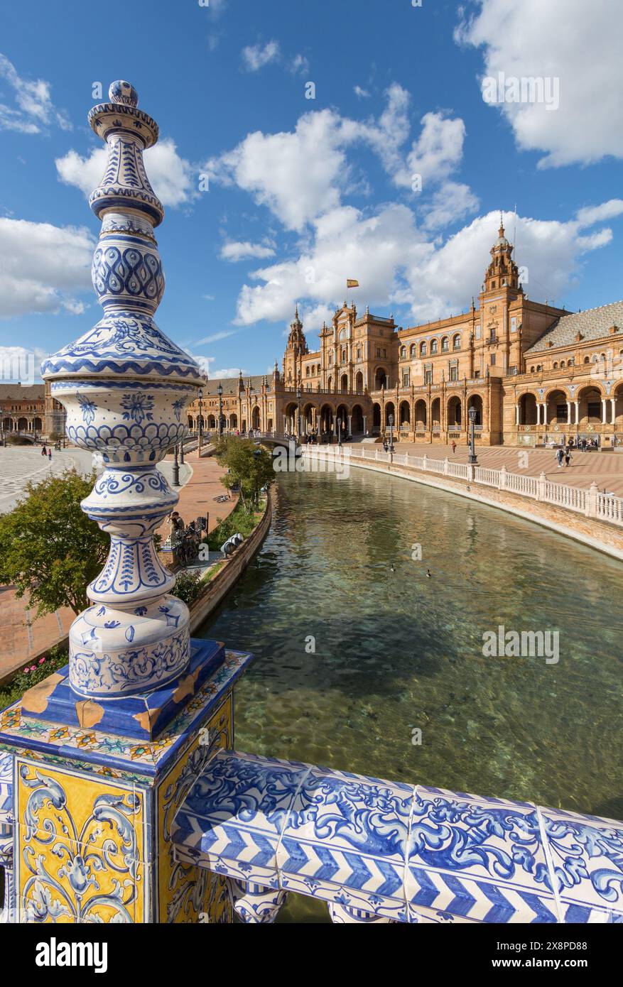 Vue sur le canal d'eau de la Plaza de España à Séville, où vous pouvez naviguer en barque Banque D'Images