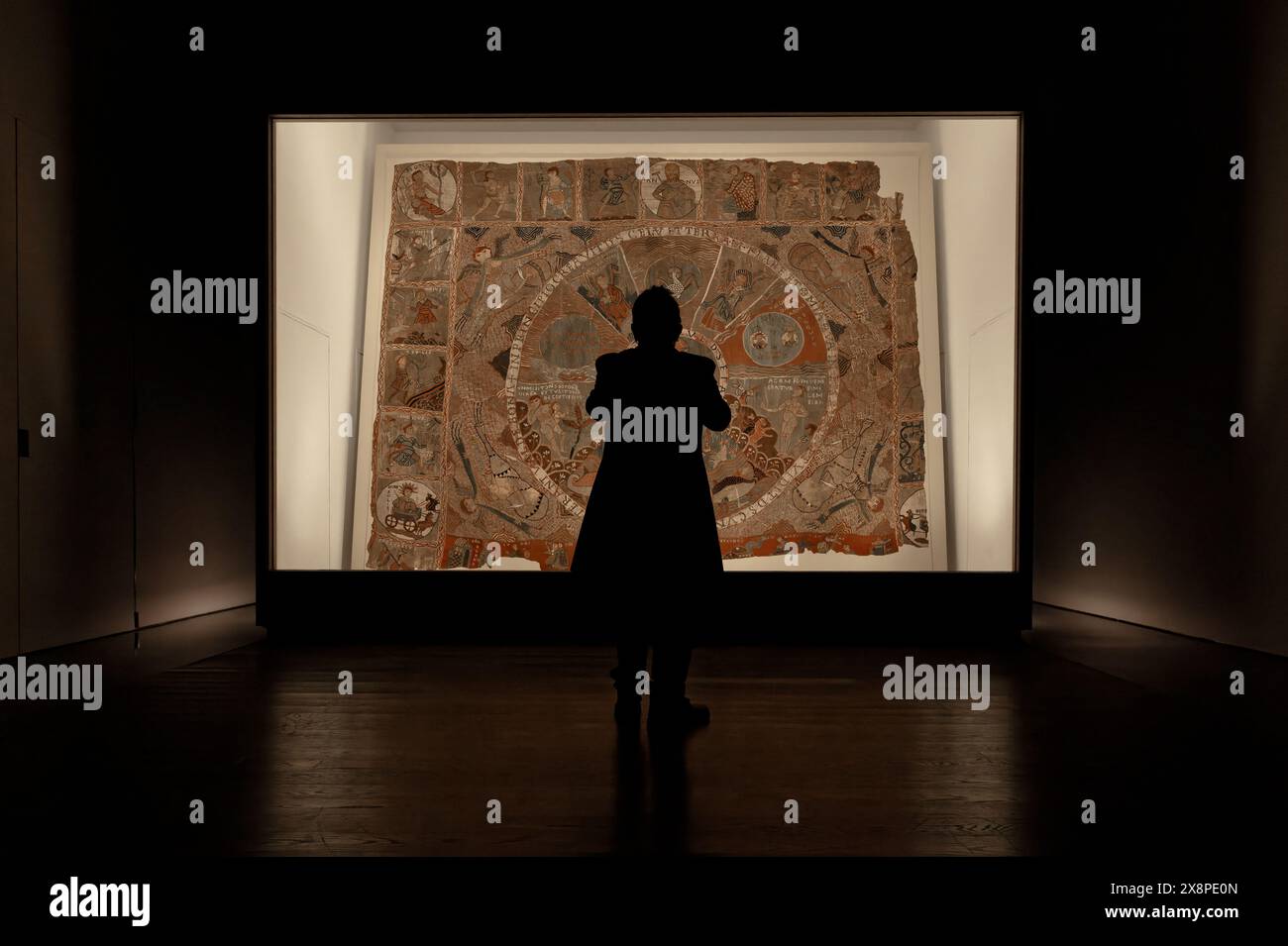 Personne se tient devant la tapisserie illuminée de la création dans le musée de la cathédrale sainte-marie. Admirez ses œuvres d'art médiévales complexes. Banque D'Images