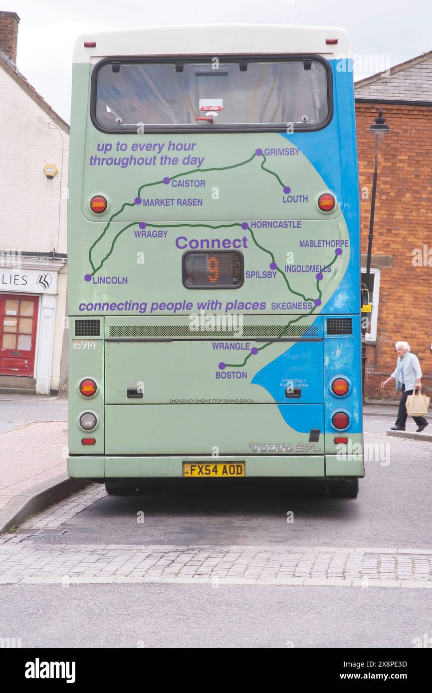 bus attendant des passagers à la gare routière de louth lincolnshire Banque D'Images