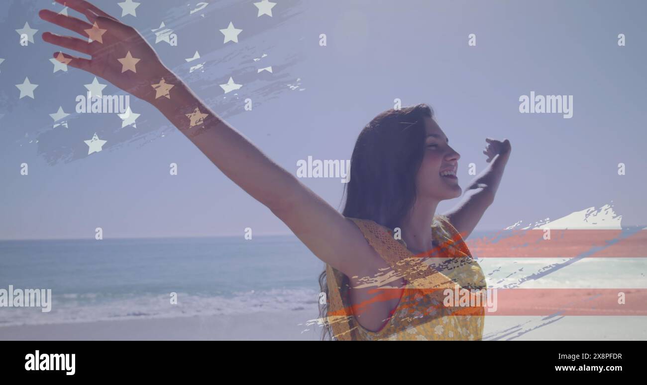 Jeune femme caucasienne souriante avec les bras tendus à la plage Banque D'Images