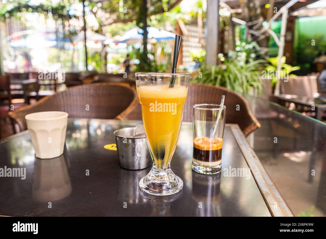 Café dans le centre du Vietnam, Da Lat, café et jus de fruits frais sur une table Banque D'Images