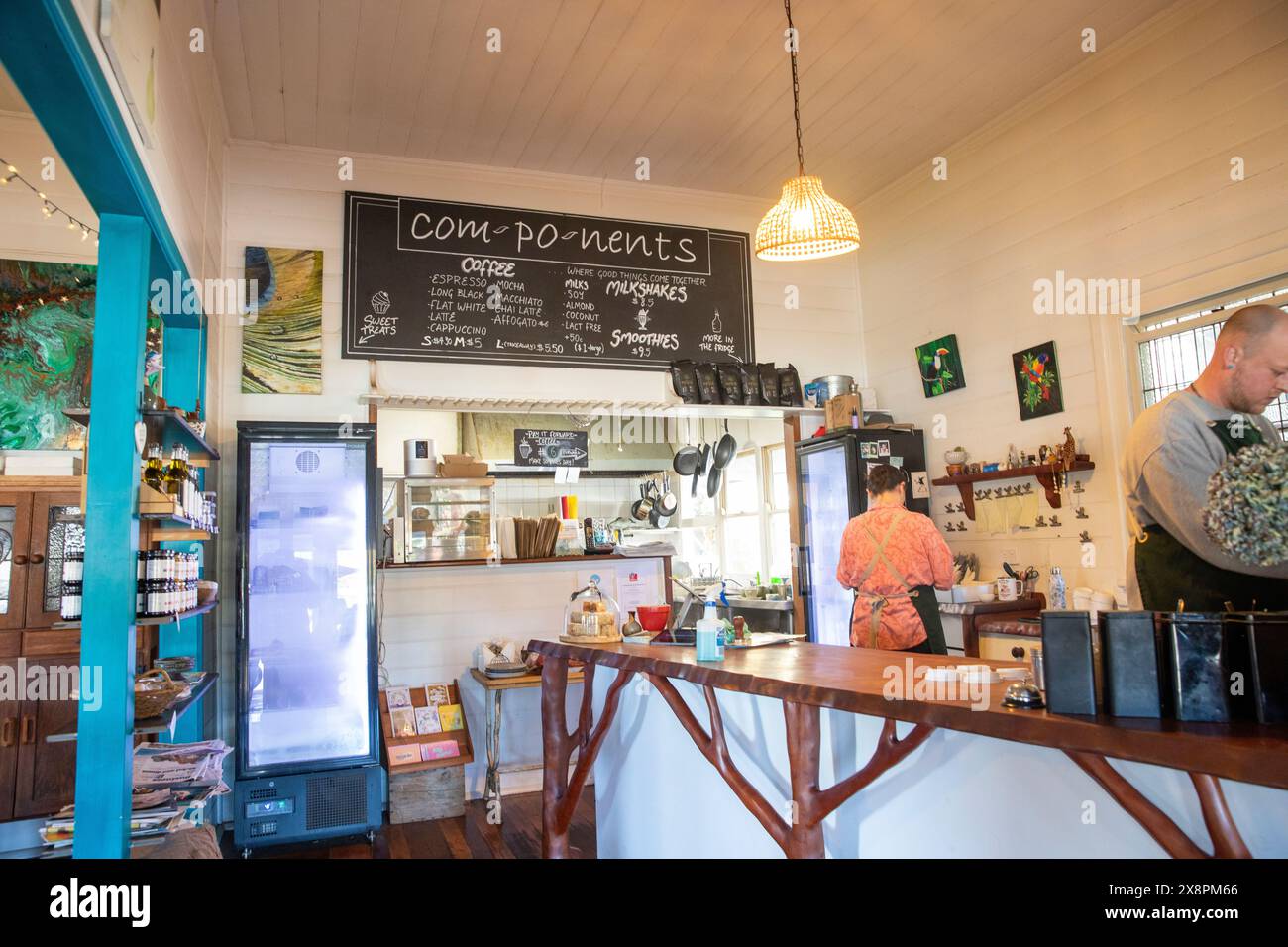 Dorrigo centre-ville, deux membres du personnel au travail derrière le comptoir dans local ; Components café préparant la nourriture et le café, NSW, Australie Banque D'Images Dorrigo centre-ville, deux membres du personnel au travail derrière le comptoir dans local ; Components café préparant la nourriture et le café, NSW, Australie Banque D'Images