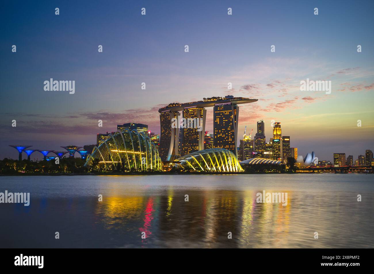 4 février 2020 : vue sur Singapour à la baie de la marina avec un bâtiment emblématique comme le supertree, le sable et le musée des sciences de l'art. Marina Bay est la nouvelle d Banque D'Images