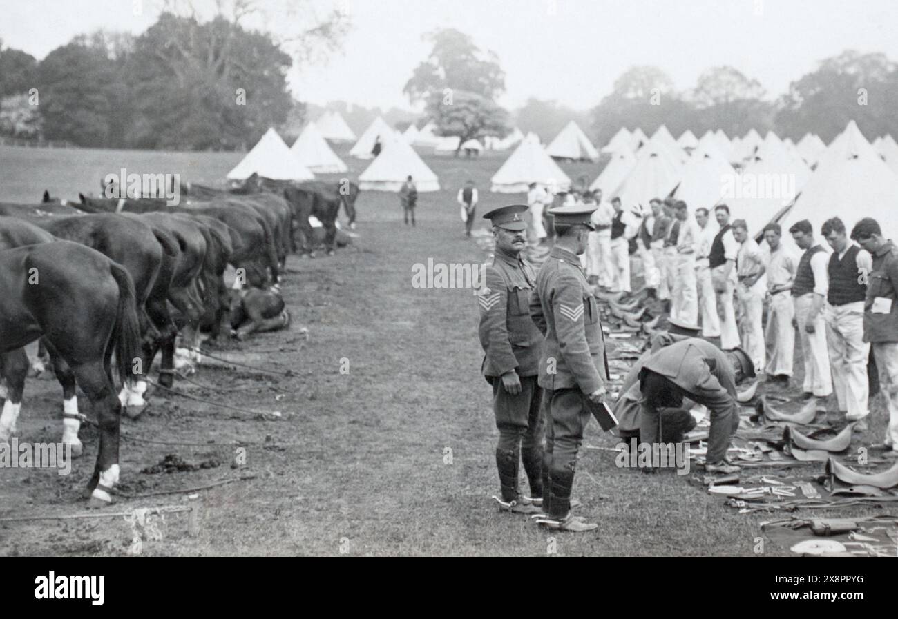 Soldats du Hampshire Yeomanry subissant une insection en kit de sadle pendant leur camp à Havant, 1913. Banque D'Images