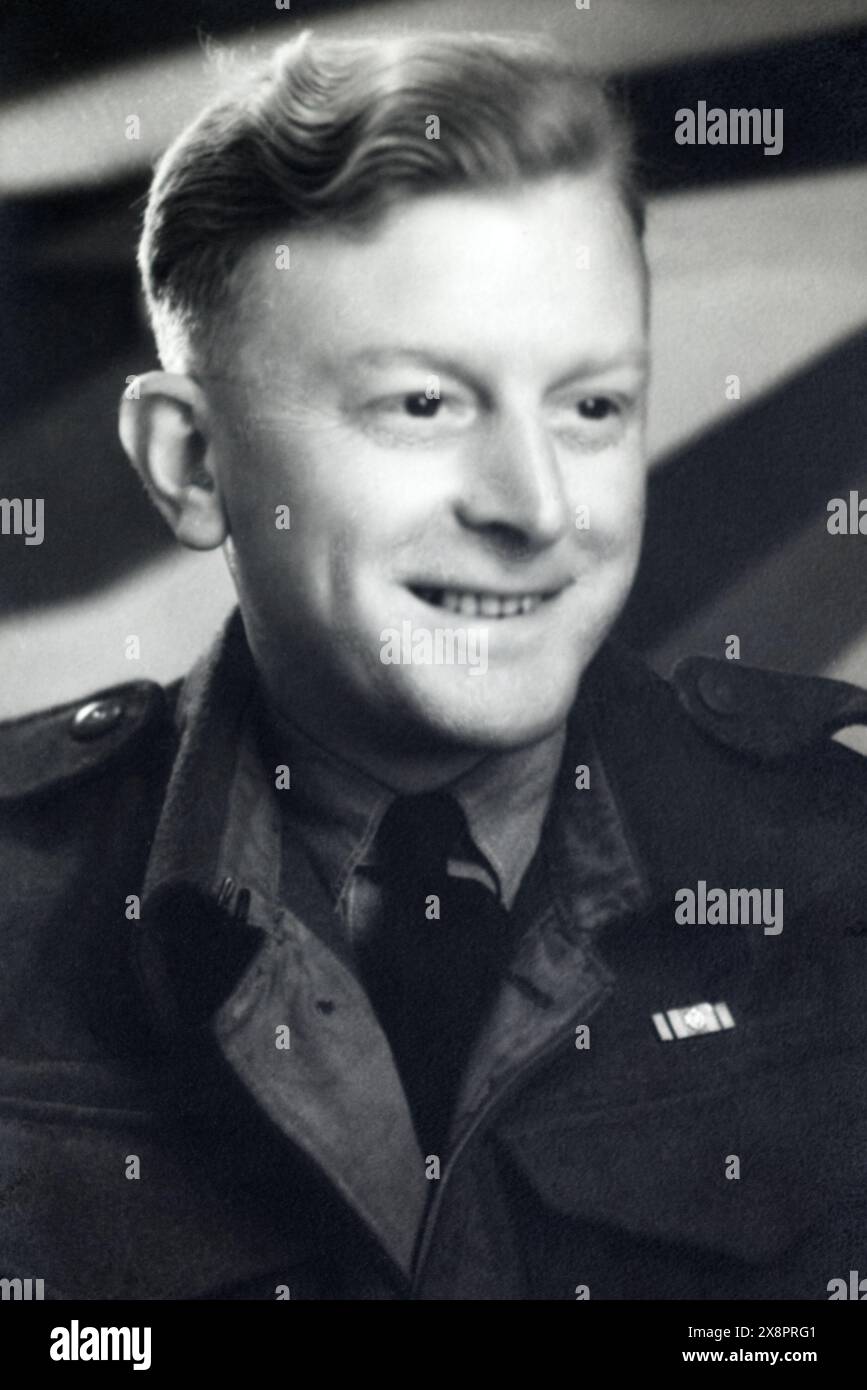 Soldat britannique de la seconde Guerre mondiale avec un ruban de médaille Africa Star et une rossette pour le fermoir Afrique du Nord 1942–43. Banque D'Images