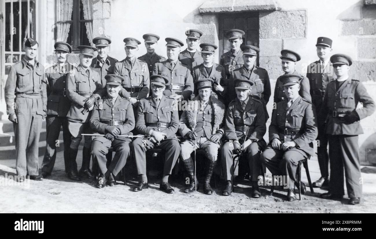 Officiers du Royal Army Medical corps aux côtés des chapelots de l'armée et d'un officier de liaison français, pendant la seconde Guerre mondiale. Banque D'Images
