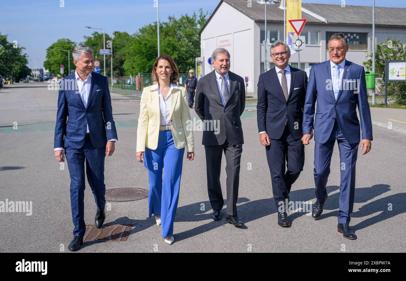 STRASSHOF, OESTERREICH - 27. MAI : Vice CEO der A1 Telekom Austria Group Thomas Arnoldner, Verfassungsministerin Karoline Edtstadler (OEVP), eu-Kommissar Johannes Hahn (OEVP), Finanzminister Magnus Brunner (OEVP) und Buergermeister der Marktgemeinde Strasshof an der Nordbahn Ludwig Deltl anl. Eines Projektbesuchs des Breitbandausbaus Strasshof der auf basis des eu-Aufbauplans vorangetrieben wird - Breitband-Baustelle Strasshof AM 27. Mai 2024 in Strasshof an der Nordbahn, Oesterreich.240527 SEPA 32 001 - 20240527 PD1398 Banque D'Images